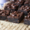 Zucchini-Brownies auf einem Backgitter, von schräg vorne