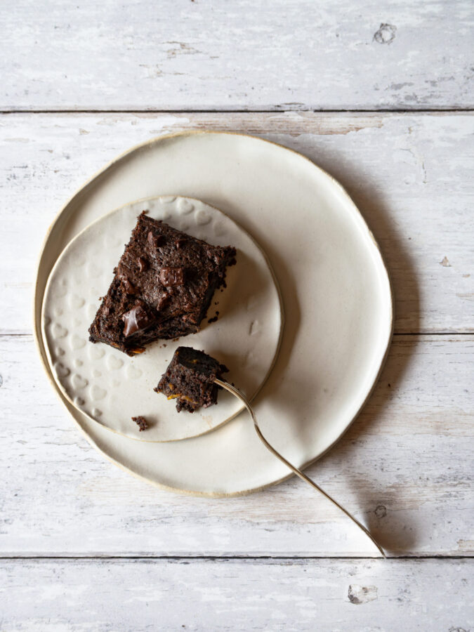 Zucchini-Brownie auf einem Teller, von oben