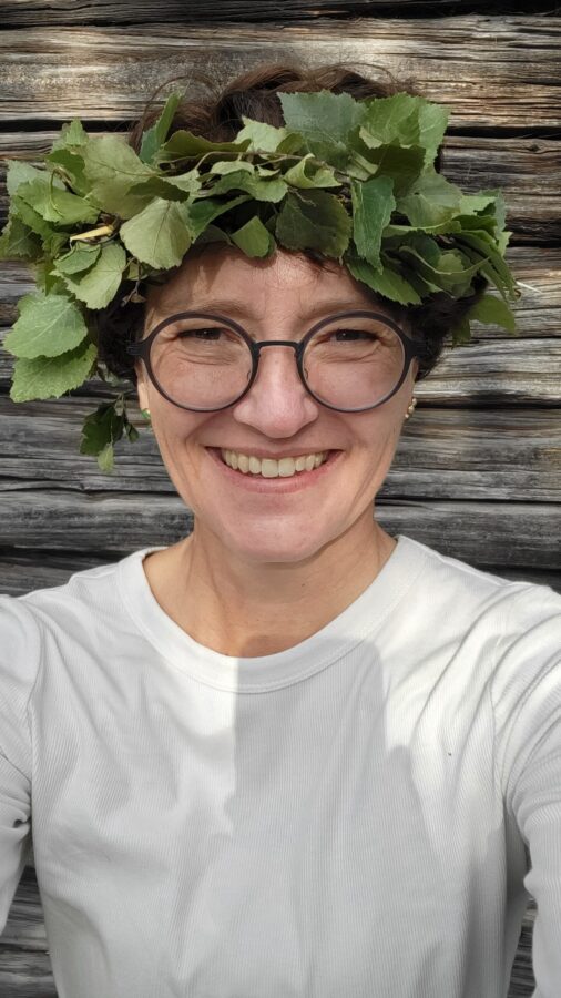 Frau mit Kranz aus Birkenzweigen