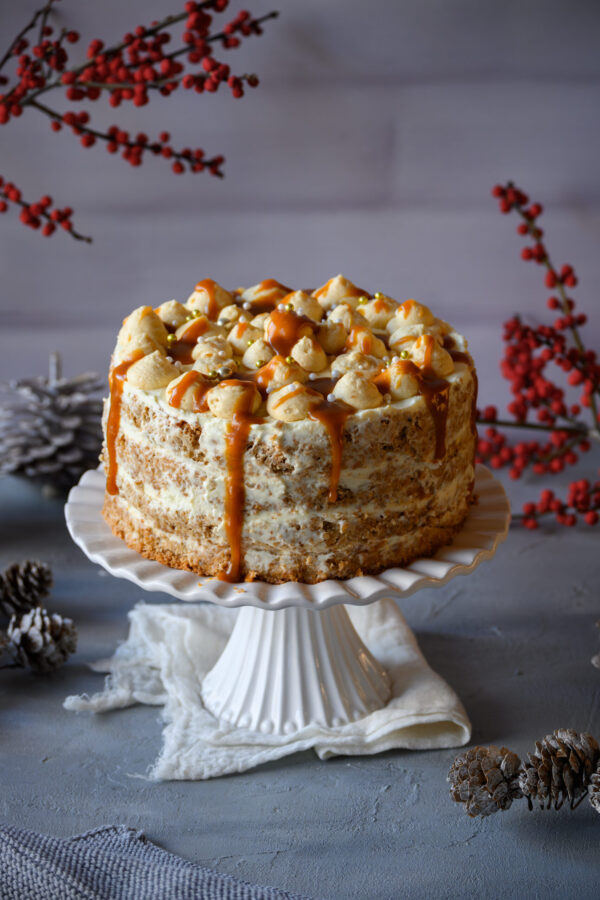 Salzkaramell-Torte auf einem weißen Tortenständer