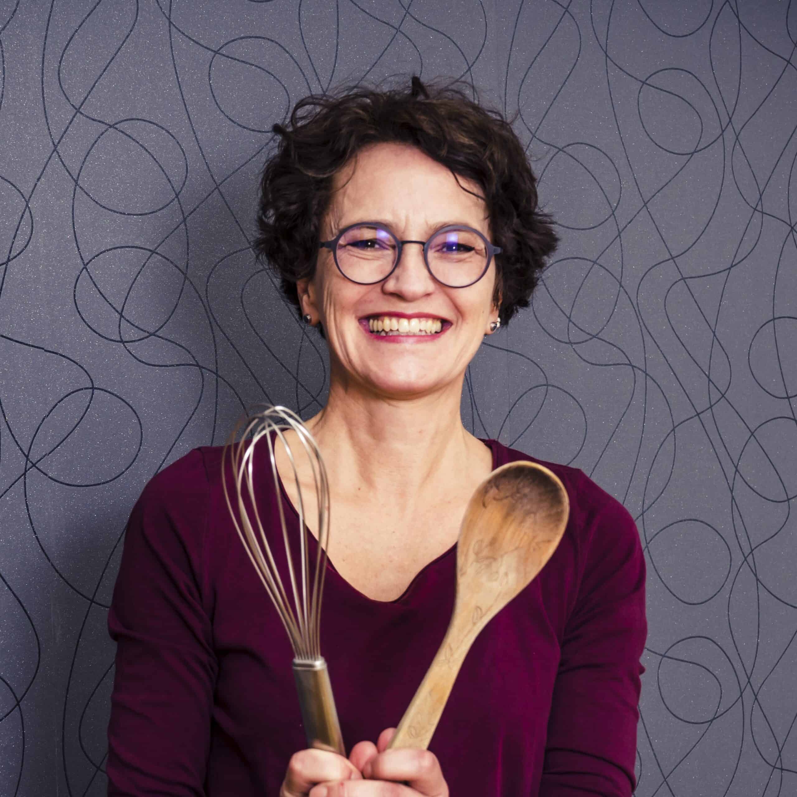 Foodbloggerin Eva Dragosits mit Schneebesen und Kochlöffel