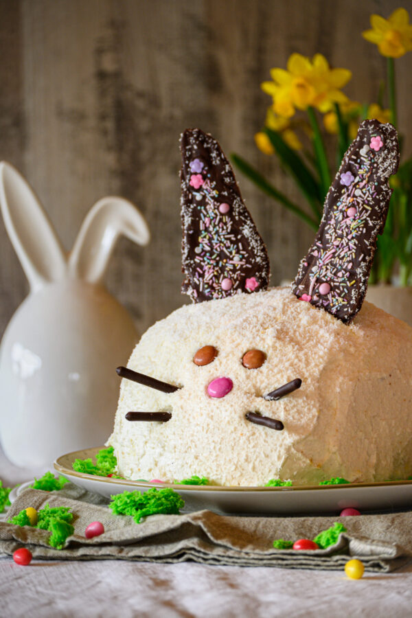 Osterhasen-Kuchen aus Karottenteig, mit Kokosbuttercreme