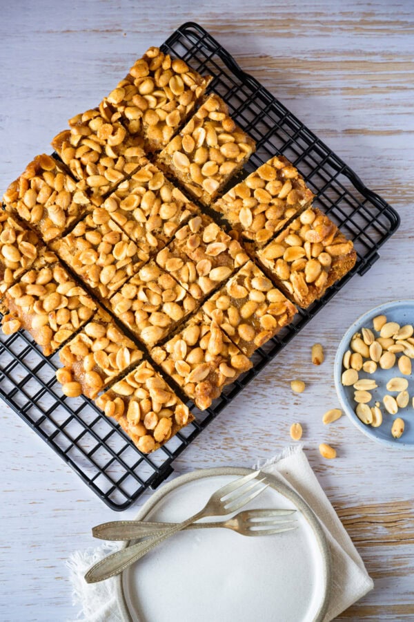 Erdnussriegel mit Miso-Shortbread auf einem Backgitter, von oben