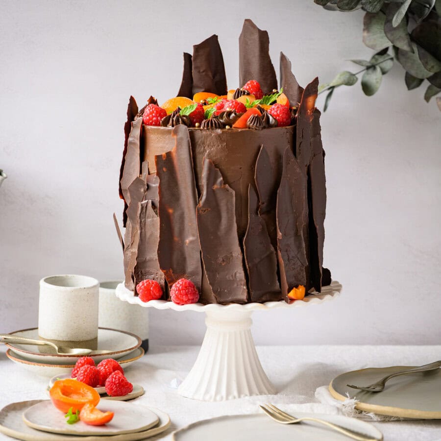 Schokoladentorte mit Himbeeren und Marillen