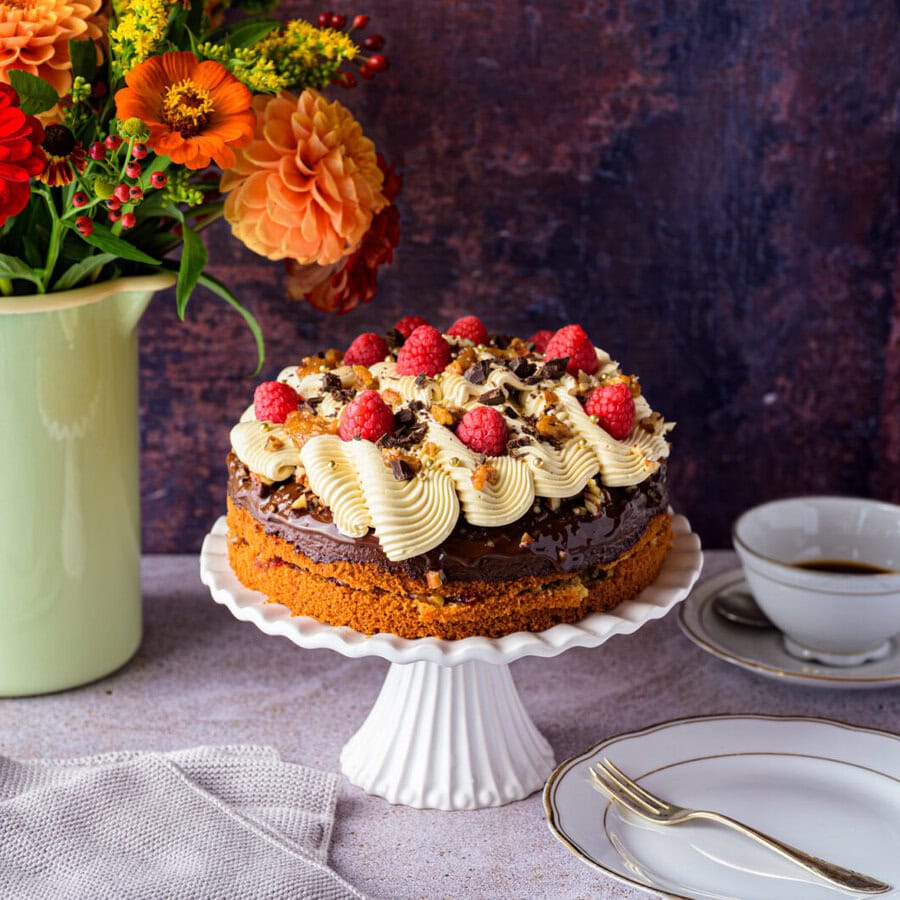Kaffeebuttercremetorte mit Pekan-Salzkaramell